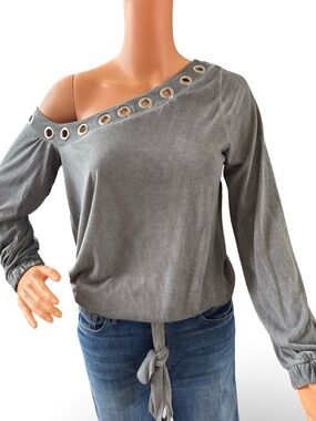 VENUS Gray One-Shoulder Grommet Tie-Hem Blouse